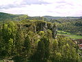 Blick vom natürlichen Felsturm Schauertaler Turm im Westnordwesten zu Felsen des Streitbergs der Ruine Streitburg; im Hintergrund − jenseits des Wiesenttals − Burgruine Neideck