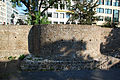 röm. Stadtmauerreste, („Lysolphturm“ u. „Sarg d. Agrippina“), Römerbrunnen