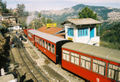 Zug der Kalka-Shimla Railway im Bahnhof Taradevi