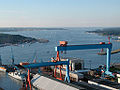 Blick auf die Kieler Förder, im Vordergrund die Werft HDW