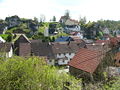 Dorf Krögelstein am Geiersberg mit Bergsporn der Burgruine Krögelstein und noch etwas höher stehender Pfarrkirche (vormals Burgkapelle) von Nordwesten