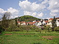 Blick aus dem Tal der Pegnitz (links) − mit Gebäuden der Stadt Pegnitz − zum Schloßberg mit seinem Aussichtsturm (von Ostsüdosten)