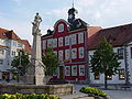 Rathaus in Suhl mit Waffenschmieddenkmal