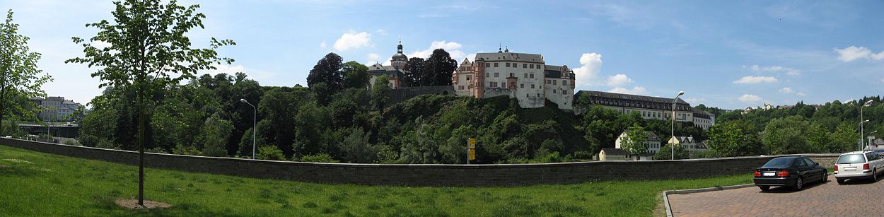 Panorama Schloss Weilburg von der Westerwaldseite aus. Von links nach rechts: Schlossgarten, Schlosskirche, Hochschloss (Ostflügel und Küchenstubenbau), Langer Bau, Marstall und Heuscheune
