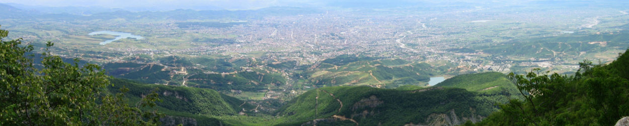 Blick über den Kessel von Tirana, das südliche Hügelland (links) und die Ebene (rechts)