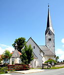 Kath. Pfarrkirche Mariae Himmelfahrt und Friedhof mit in die Mauer integrierter Kapelle