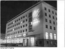 Bundesarchiv Bild 183-C1015-0006-001, Eisenhüttenstadt, Hotel "Lunik, Nacht.jpg