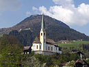 Pfarrkirche von Kirchberg, dahinter der Gaisberg