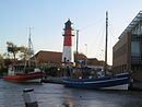 Leuchtturm Büsum vor Museumshafen.JPG