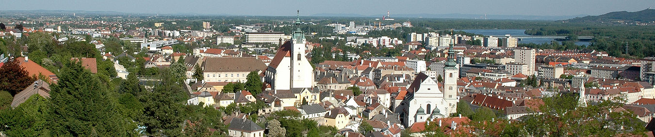 Panorama Krems an der Donau: links Piaristenkirche Krems, rechts Pfarrkirche St. Veit, ganz rechts Turmspitze der Bürgerspitalkirche; Im Hintergrund: mitte Kraftwerk Theiß, rechts Kraftwerk Dürnrohr