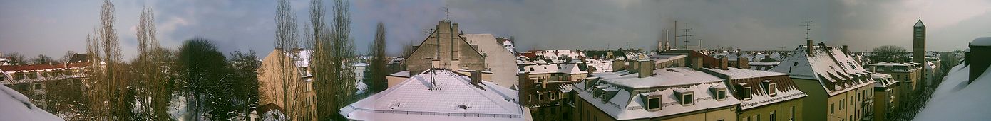 Blick über das Sendlinger Unterfeld, v. r.: Turm der Himmelfahrtskirche, am Horizont das Heizkraftwerk an der Brudermühlbrücke, davor die Türme von St. Korbinian