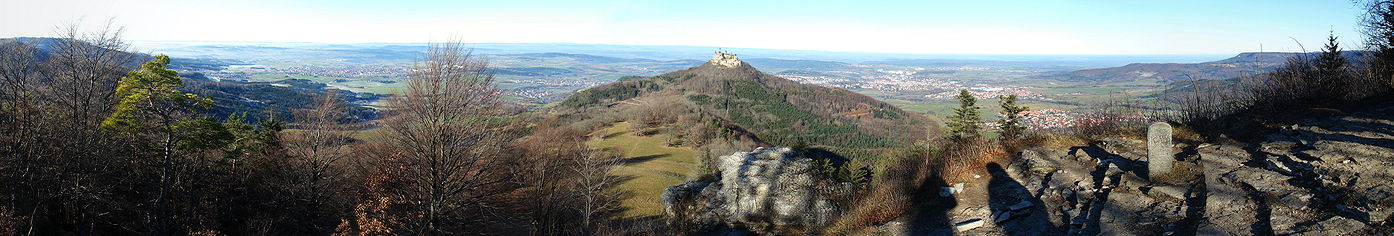 Panorama-Blick vom Zeller Horn auf Burg Hohenzollern, Hechingen und den Albtrauf mit Dreifürstenstein rechts
