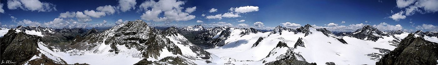 Panorama der Silvretta, Standort: Ochsenkopf. Links das Ochsental, der Tiroler Kopf, in der Mitte das Jamtal, im Hintergrund die Fluchthörner, rechts der Vermuntgletscher mit dem Piz Buin.[1]