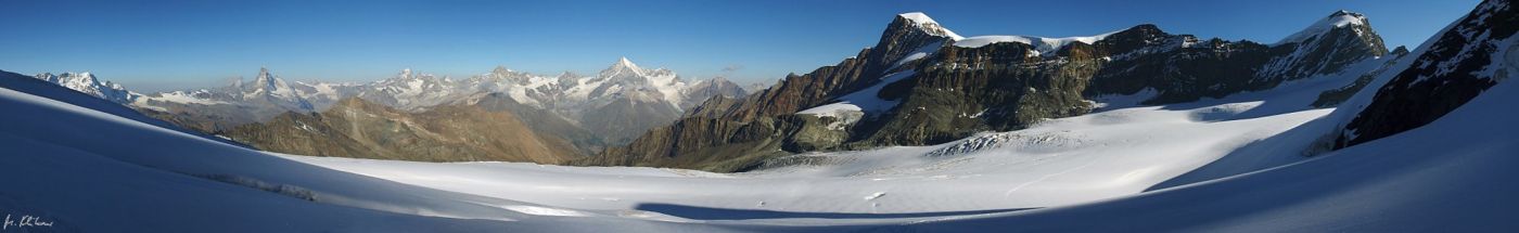 Panorama der Walliser Alpen vom Allalinpass. Als markante Gipfel sind Breithorn, Matterhorn, Dent Blanche, Zinalrothorn, Weisshorn, Alphubel und Allalinhorn zu sehen.
