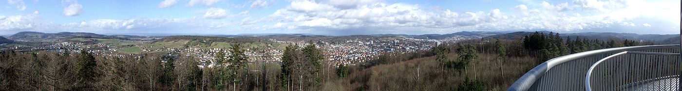 v.l.n.r.: Im Vordergrund: Wülflingen, Veltheim, Stadtzentrum und Autobahn bei Töss. Im Hintergrund: Oberwinterthur und Seen. - Aussicht vom Brühlbergturm