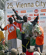 Abel Kirui (mitte), Sieger des 25. Vienna City Marathons
