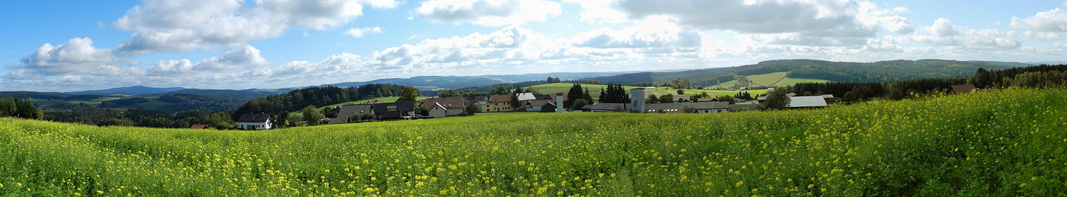 Blick über Ödmiesbach in den Oberpfälzer Wald und den Bayerischen Wald, Panoramaaufnahme (bestehend aus 5 Bildern, 2011)