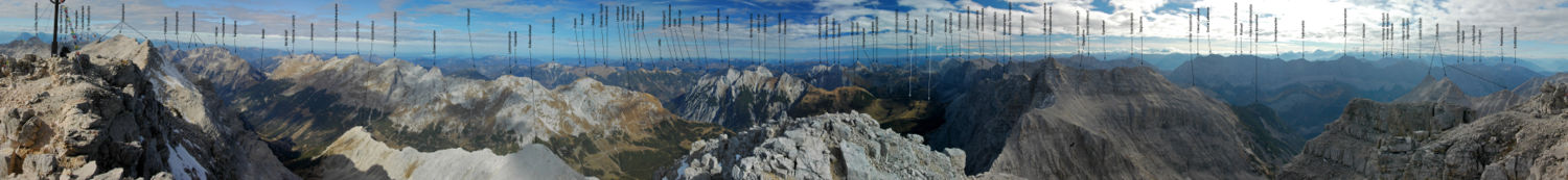 Panoramablick mit beschrifteten Gipfeln des Karwendels und Vorkarwendels