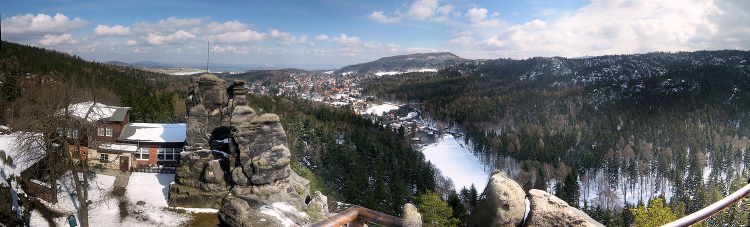 Panoramablick vom Aussichtspunkt der Nonnenfelsen auf den Ort Jonsdorf