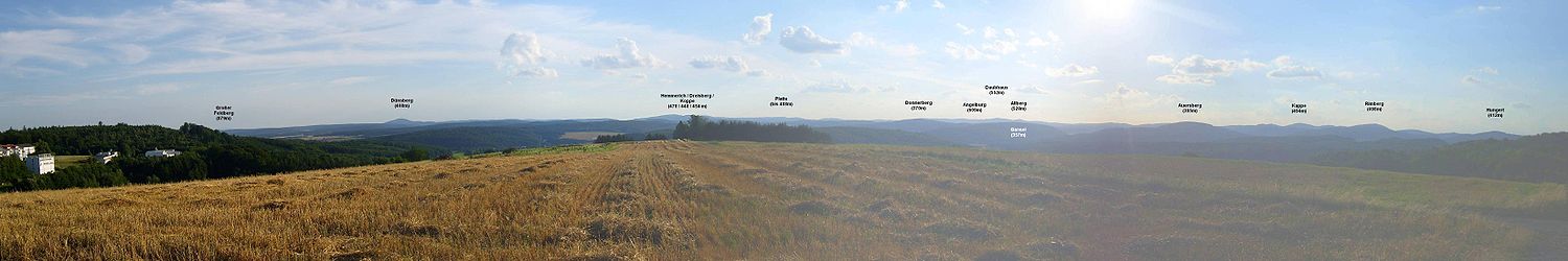 Blick vom östlich angrenzenden Marburger Rücken auf den Tannenberg (links), den Großen Feldberg (881,5 m) und die Erhebungen des Gladenbacher Berglandes; in der rechten Bildhälfte im Vordergrund die Damshäuser Kuppen mit Donnerberg (369,6 m), Gansei (ca. 357 m), Auersberg (385,3 m), Kappe (493,5 m), Rimberg (497,1 m) und Hungert (411,5 m)