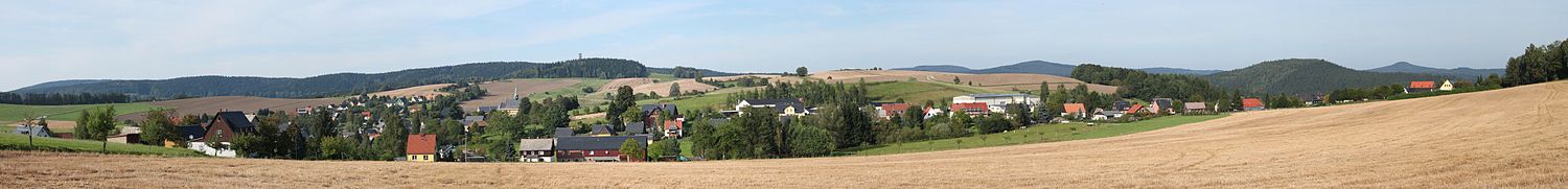 Blick von der Buchenparkhalle auf Hinterhermsdorf, hinter dem Ort erhebt sich der Weifberg