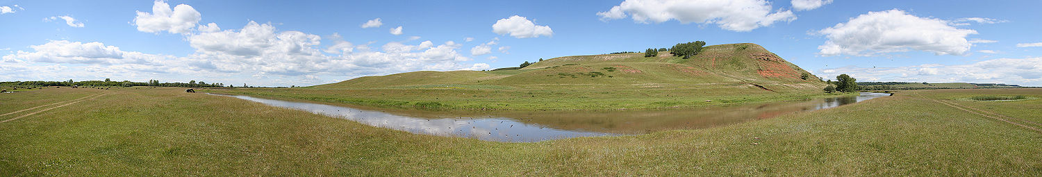 Mittellauf des Ik beim Dorf Tumutuk (Lage55.01666666666753.37): Blick vom flacheren linken, tatarischen auf das höhere, baschkirische Ufer