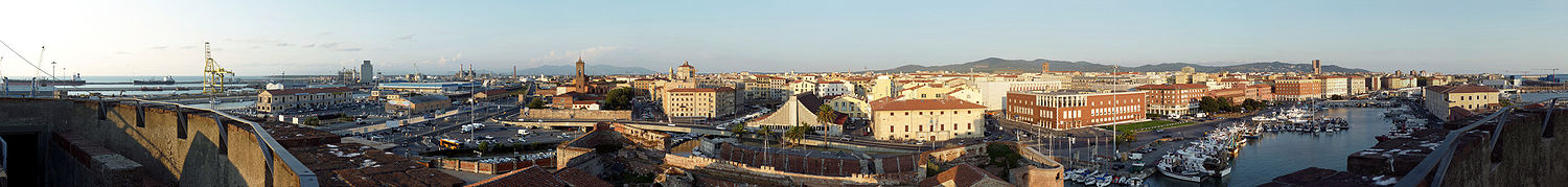 Blick von der Fortezza Vecchia auf den Hafen und die Innenstadt von Livorno