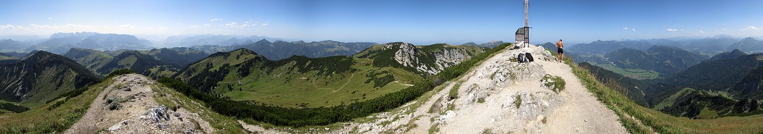 Panoramablick vom Geigelsteingipfel im Sommer