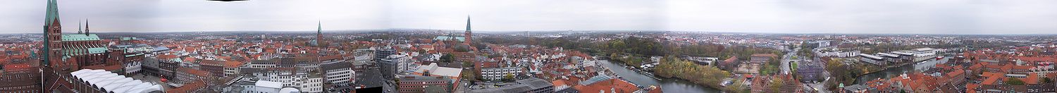 Rundblick über die Altstadt vom Turm der Petrikirche aus; links die Marienkirche (Doppeltürme), auf der rechten Bildhälfte das Holstentor (mit Bauplane).