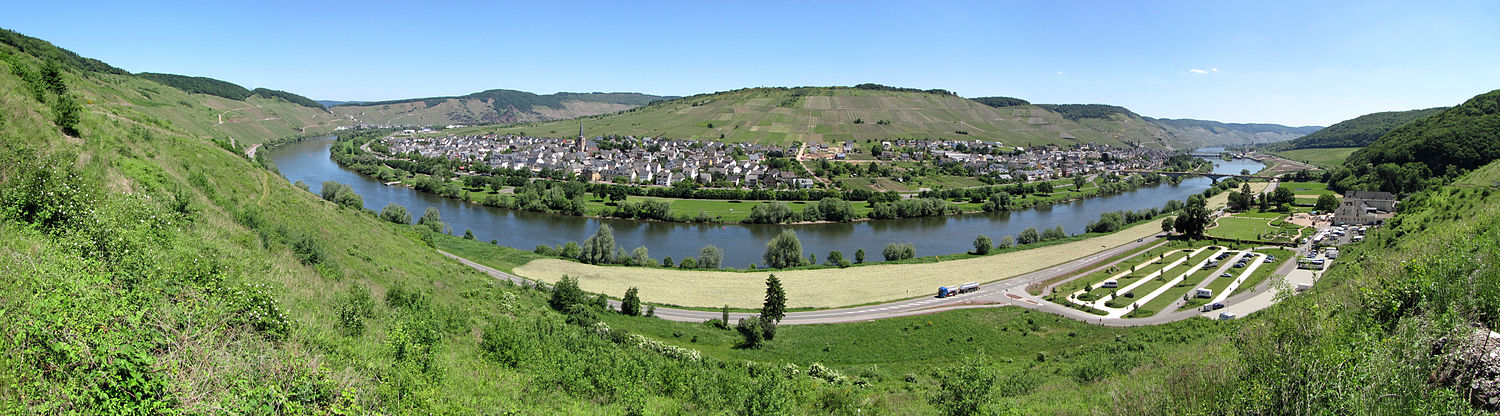 Panoramaaufnahme 2010: links der Ortsteil Rachtig und rechts der Ortsteil Zeltingen (vor Bau der Hochmoselbrücke)