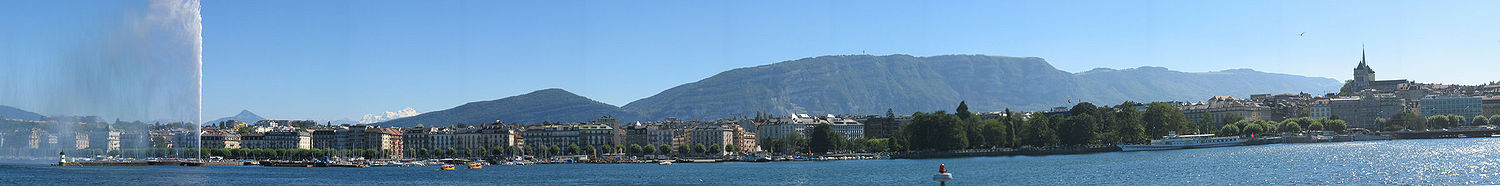 Panorama der Stadt mit Jet d’eau (Wahrzeichen), Mont Blanc und Kathedrale vom Rive Droite (Pâquis) aus
