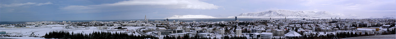 Stadtansicht von Reykjavík von Perlan aus betrachtet mit den Bergen Akrafjall (Mitte) und Esja (rechts) im Hintergrund