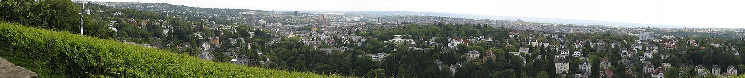 Panoramaaufnahme von Wiesbaden vom Kriegerdenkmal am Neroberg aus gesehen