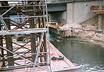 Bauarbeiten an der neuen Brücke 1997.Im Hintergrund noch das alte Bauwerk