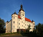 Schloss Hartheim samt Wirtschaftsgebäude