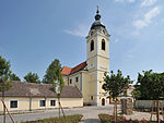 Kath. Pfarrkirche hl. Johannes der Täufer und ehem. Friedhofsfläche mit Portal