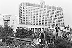 Boris Jelzin und Anhänger vor dem Weißen Haus (damals Gebäude des Ministerrates) am 19. August 1991