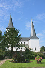 Die evangelische Kirche mit dem Basaltbrunnen am August-Sander-Platz