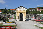 Friedhofskapelle und Kriegerdenkmal
