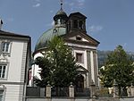 Kath. Pfarrkirche Mariahilf mit Freitreppe, Einfriedung und Kruzifix an der Ostwand