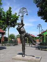Statue von Harold Larwood auf dem Marktplatz von Kirkby