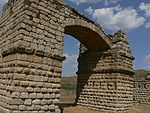 Reste der römischen Brücke von Alconétar in der Provinz Cáceres in Spanien. Die antike Segmentbogenbrücke führte ursprünglich beim Dorf Garrovillas über den Tajo. Sie wurde 1972 beim Bau des Alcántara-Staudamms 6 km flussaufwärts verlegt und steht heute weitgehend auf dem Trockenen.
