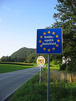 Schild an der deutsch-österreichischen Grenze bei Kufstein