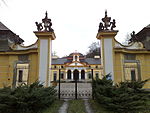 Schloss Neuwartenburg samt Falkenhaus