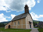Kath. Pfarrkirche hl. Nikolaus, ummauerter Friedhof mit Nebengebäude und Friedhofskreuz