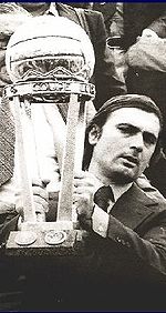 Rubén Suñé mit dem Weltpokal nach dem Sieg mit Boca Juniors im Jahre 1977