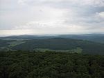 Wolfsküppel (Mitte) vom Aussichtsturm auf dem Pferdskopf