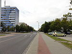 Schweigstraße aus Richtung Schwimmhalle, links der Blaue Engel, hinten beidseitig Wohnblocks