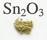 Pulverförmiges Zinnsequioxid mit geringer Verunreinigung von SnO2.