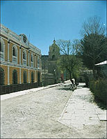 Verwaltungsgebäude und Kirche an der Plaza de Arma in Salinas de Garcí Mendoza